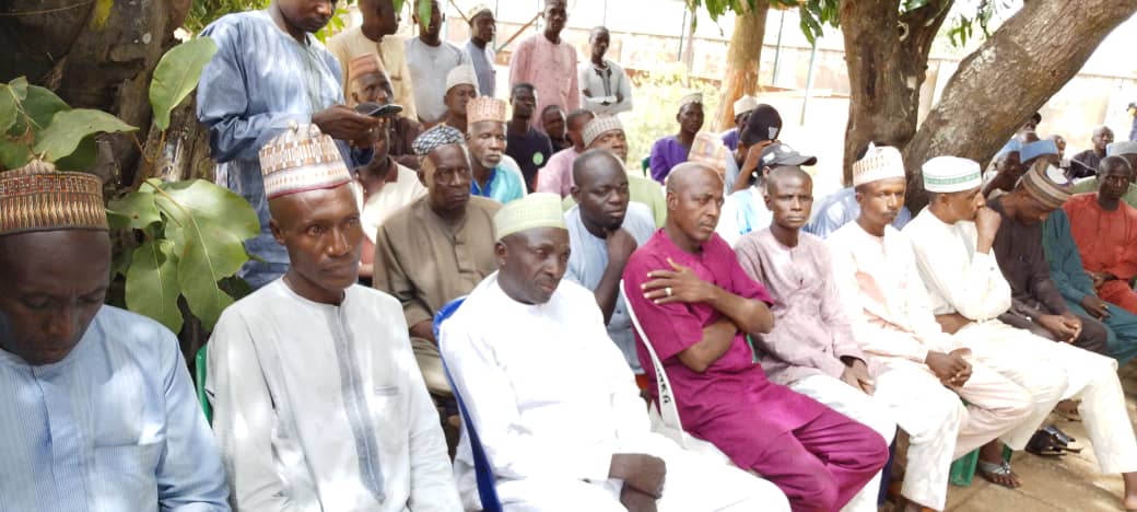 Senator Katung Welcomes 317 PDP Defectors to APC