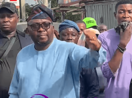 Adebayo Adelabu Directs Traffic in Ibadan After Resignation