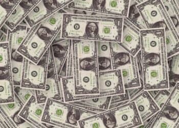 Naira Faces Pressure in Black Market Amid Economic Instability