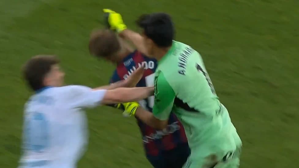 Zaragoza Keeper Andrada Sent Off for Punching Opponent